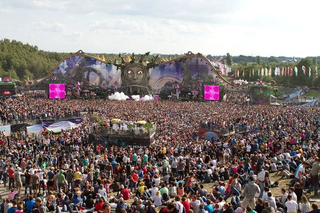 Tomorrowland 2011 mainstage and crowd, by the time the festival had grown to 180,000 attendees
